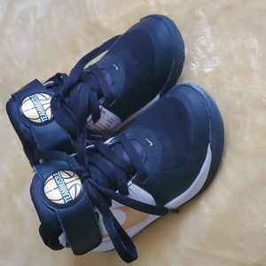 Boy's Nike Team Hustle shoes size 11c